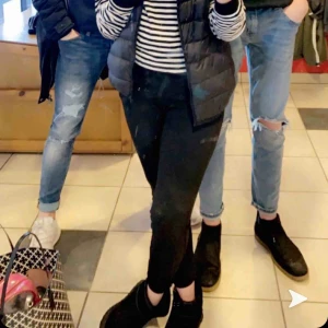  - Svarta kostymbyxor från gina tricot, jättesköna och jättefina. Fortfarande i väldigt gott skick. Passar 34-38. Köparen står för frakten 