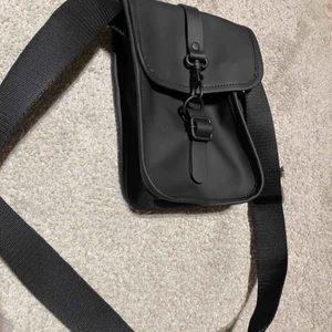  - Säljer min Väska från Rains pga användnings brist, den är då bara använd 1 enstaka gång så nu är de dax å låta nån annan äventyra med den!  Nypris-499kr