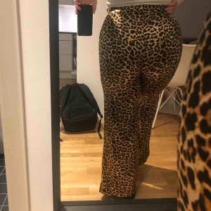  - Byxor i storlek 42 men insydda så en storlek 40. Går att använda om man är mindre beroende på hur man vill att de ska sitta. Som sprillans nya och perfekt längd på mig som är 163. 