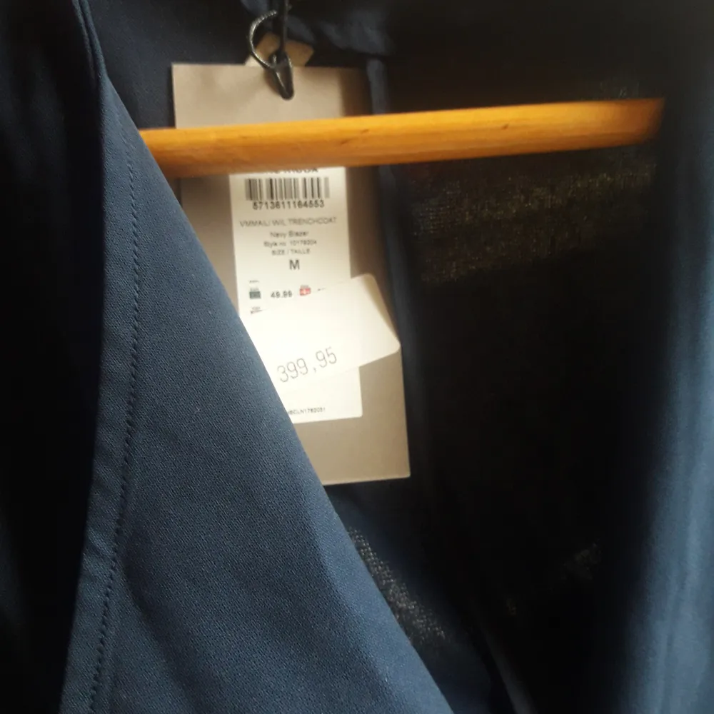 Mörkblå aldrig använd kappa från Vero Moda - nypris 399 kr. . Jackor.