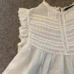  - Vit blus från Zara. Köpt för något år sedan för 300kr. Frakt ingår inte.