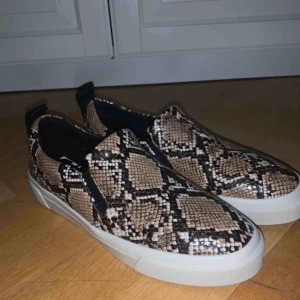  - Jätte snygga skor från Zara som aldrig är använda, jag köpte dem av en tjej här på Plick men dem va lite för stora för mig då jag har strl 40.  Annars är dem jätte sköna och passar nu till våren💓💓