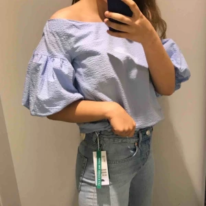  - Fin somrig offshoulder blus från HM