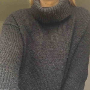  - svart stickad polotröja i väldigt skönt material, köparen står för eventuell frakt😊