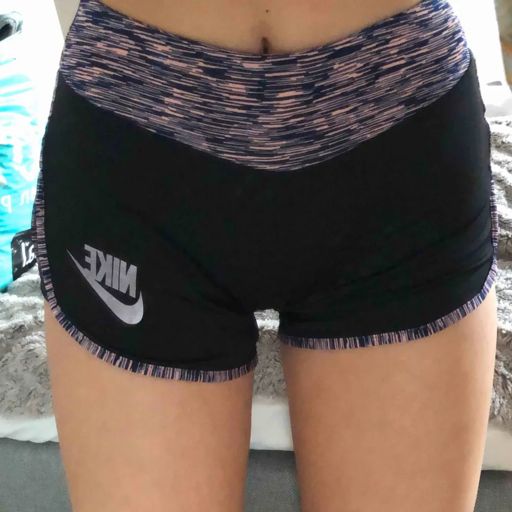 Supersköna träningsshorts från Nike, knappt använda. Väldig stretchiga så passar xs-m. Köparen står för frakten🧚🏽‍♀️🧚🏽‍♀️. Shorts.