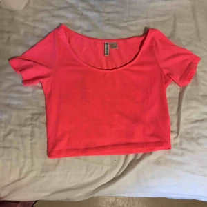  - Säljer en neon rosa T-shirt i storlek S, köpt från hm, skriv om ni undrar något, priset kan diskuteras