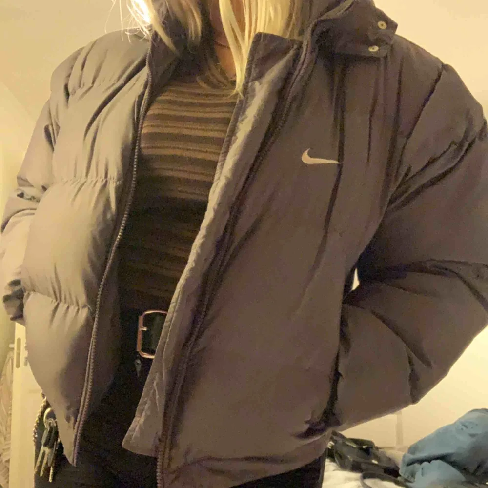 Skiiiitsnygg vintage nike lila pufferjacka! Använder den inte så bäst att sälja vidare till någon med fet stil! Så snygg och cond 8/10. Fraktar men köparen får stå för de annars möts jag upp i thn/vbg!. Jackor.