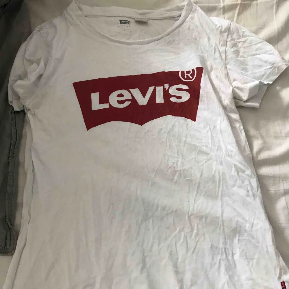 Levi’s tröja i storlek S bra sick . T-shirts.