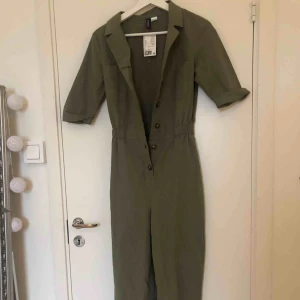  - Jättesnygg helt oanvänd byxdress från H&M, prislappen kvar som ni ser. 80 kr + 60 frakt 💖 