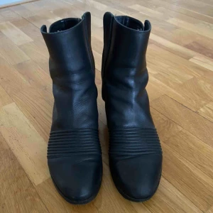 - Snygga, svarta boots i äkta skinn från Whyred! Spänne i silver.