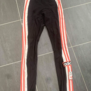Adidas leggings - Dom är i stl XS. Använda några gånger. 130kr + frakt
