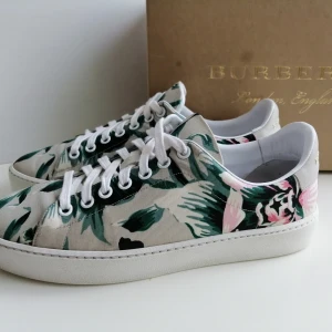  Burberry sneakers 38 auth - Burberry sneakers,  ery good condition, Come with original box, 100%authentic, size 38, insole 24.5cm, write me for more info 🙂