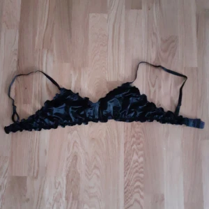 Weekday bh i svart siden st M - Weekday bh st M oanvänd