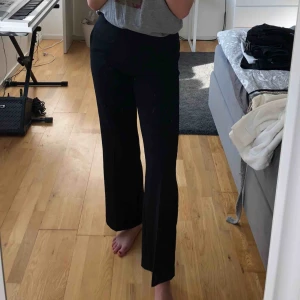  - Säljer ett par jätte snygga kostymbyxor. Köpte dom ganska dyrt men pris går att diskutera! Köparen står för frakt 🌸 ps. Smutsig spegel 🤪