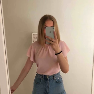  - En fin blus/topp från boohoo, knappt använd då rosa inte riktigt är min färg😅  Betalning sker via Swish och köparen står för frakt, kan mötas nära kristianstad, bromölla och sölvesborg!