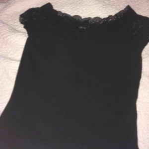  - Ber om ursäkt att första bilden är i dålig kvalité. En svart topp i storleken SMALL, med spetsdetaljer. Använd vid två tillfällen.  • Köparen står för frakt!