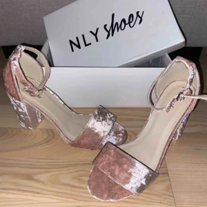  - Helt nya skor i sammet från Nelly!  