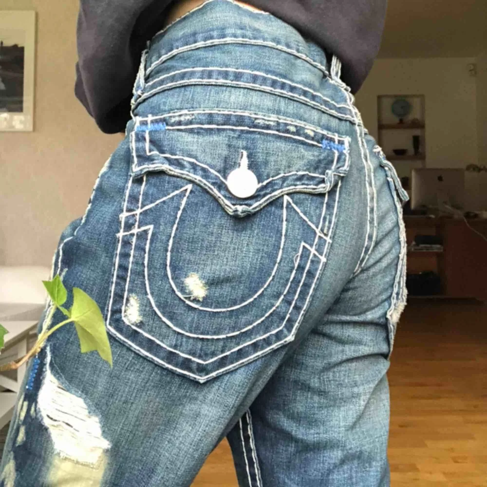 Feta jeans från True religion i storlek 34 som jag aldrig använder, pga för stor storlek. Kan mötas upp i Göteborg eller så står köparen för frakten. Hör av dig om du vill ha fler bilder.. Jeans & Byxor.