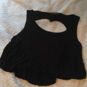  - En svart topp i storlek SMALL/MEDIUM. Öppen rygg format som ett hjärta. Endast testad  • Köparen står för frakt!