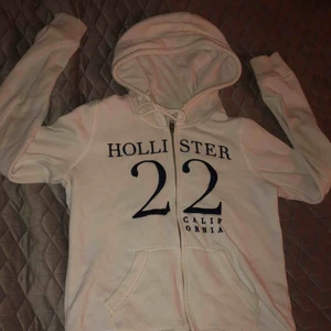  - En vit skön kofta från Hollister, använd några gången men är i bra skick.