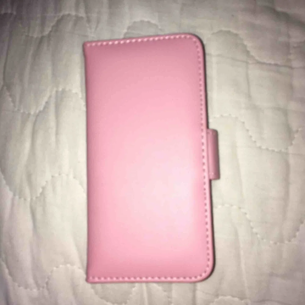 Ett helt splitternytt och oanvänt skal för iPhone SE och iPhone 5, i fägen rosa. Två fack för kort och ett för sedlar. Säljes eftersom kommer inte att komma till användning.  • Köparen står för frakt! . Accessoarer.