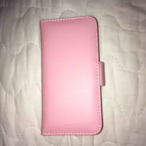 Ett helt splitternytt och oanvänt skal för iPhone SE och iPhone 5, i fägen rosa. Två fack för kort och ett för sedlar. Säljes eftersom kommer inte att komma till användning.  • Köparen står för frakt! 