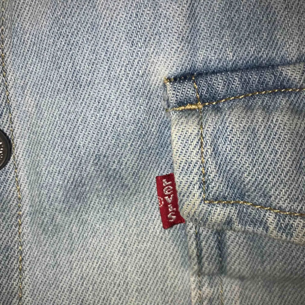 En väldigt fin levi’s jeans jacka, det är i storlek xs men den är oversized så passar även S beroende på hur man vill att den ska sitta köparen står för frakt😊. Jackor.