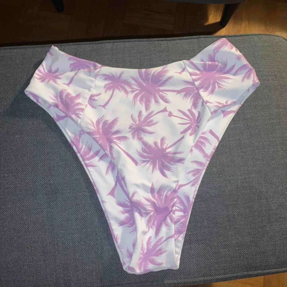 Vit och lila bikini underdel från zaful. Högmidja. Köpare står för frakt (30kr) 💞. Övrigt.