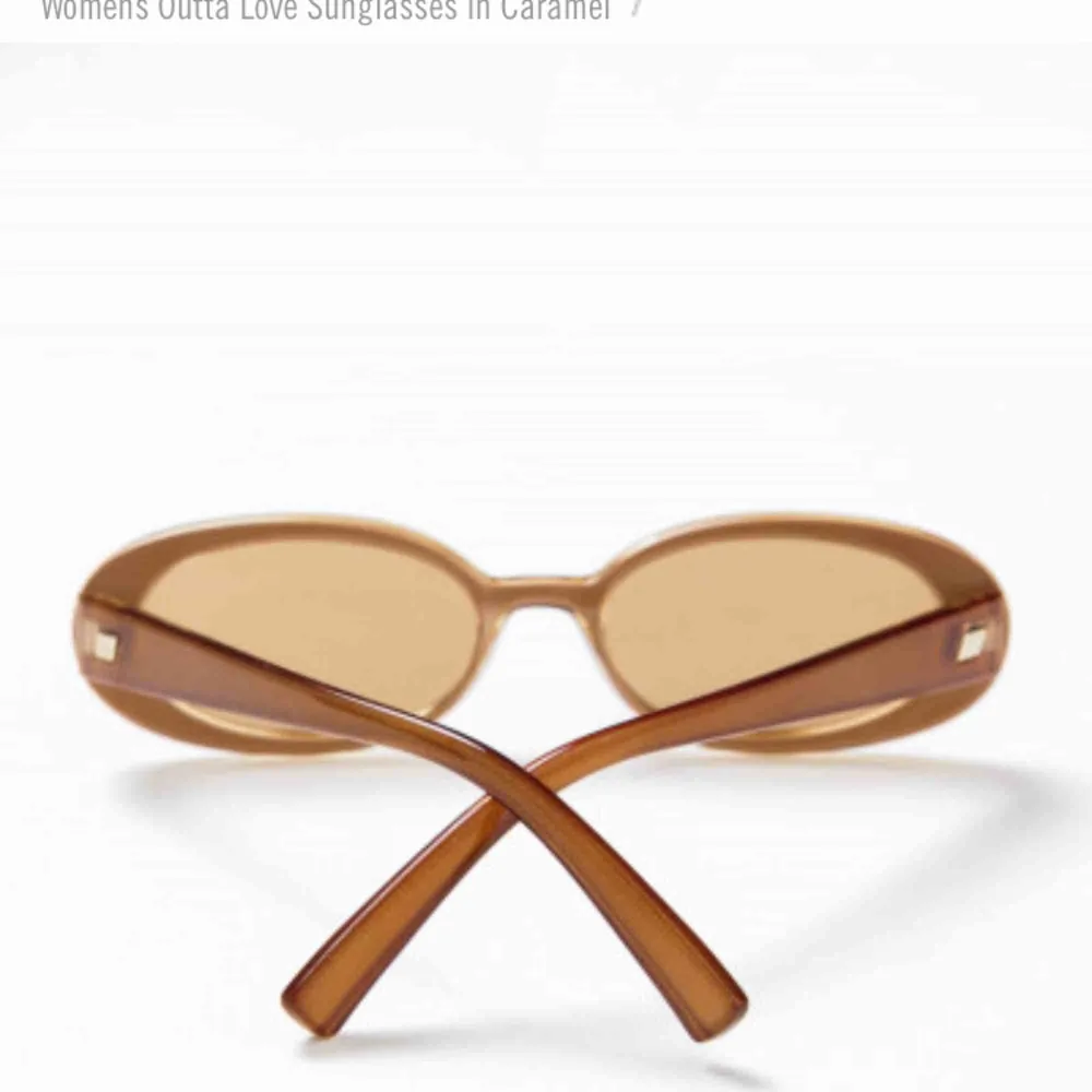 Trendiga solglasögon ifrån Le specs ✨ Nypris 550kr ✨. Accessoarer.