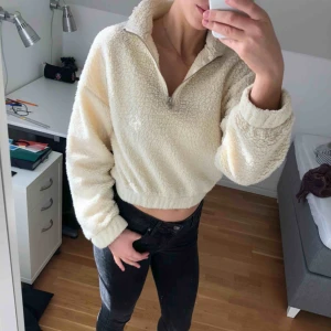  - Supermysig tröja från Ginatricot i mycket bra skick! Frakten ingår inte i priset, bara att höra av sig vid frågor🥰