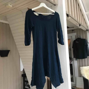  - Marinblå klänning med knappar i ryggen:)