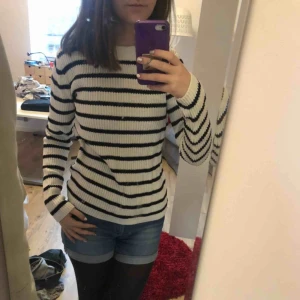  - Randig stickad svart vit tröja. Storlek s från hm. Bara använd någon gång. 