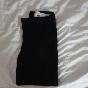 Svarta Carlings×Dickies byxor - Säljer dessa snygga byxor då de är för små. Dom är i mkt bra skick och har använts ett par gånger. Finns inga hål elr fel i byxorna sedan köpet i affär så dom e nästan ny skick. Dom köptes för 500 Kr. Byxorna kan användas båda för tjej o kille. 