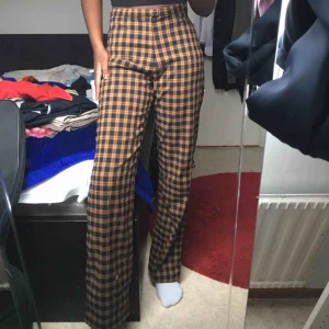  - Dessa rutiga byxor💕💘💞💖 dom är verkligen så sjukt snygga och sköna men dom kommer inte användning