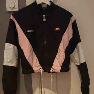  - Superfin träningsjacka i nyskick! Aldrig använd då den är för liten ☺️ pris går att diskuteras, köparen står för ev. Fraktkostnad