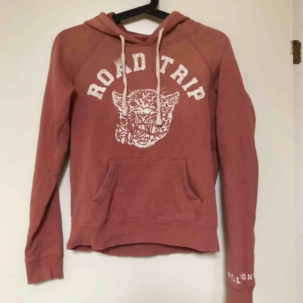 Jättefin Billabong hoodie använd cirka 2 ggr. Den har ett litet hål i ärmen, men det ör inget man tänker på💞 Nypris ca 700 kr. Köpare står för frakt :). Hoodies.