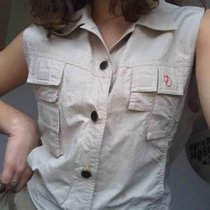  - Ascool väst från Fjällräven, liten fläck. 