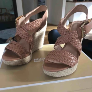  - Michael Kors öppna platåskor/klackskor i äkta läder och bastmaterial. Möts upp i Stockholm, annars står köparen för frakten. 
