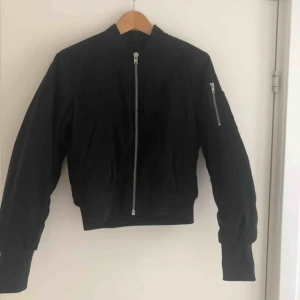  - Svart, fodrad bomberjacka från & Other Stories i nyskick. Möts upp i Stockholm, annars står köparen för frakten. 