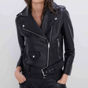  - Supersnygg bikerjacka i lädereffekt från Zara! Älskar men kommer tyvärr inte till användning. Mycket bra skick, inga tecken på användning. Frakt tillkommer 💜