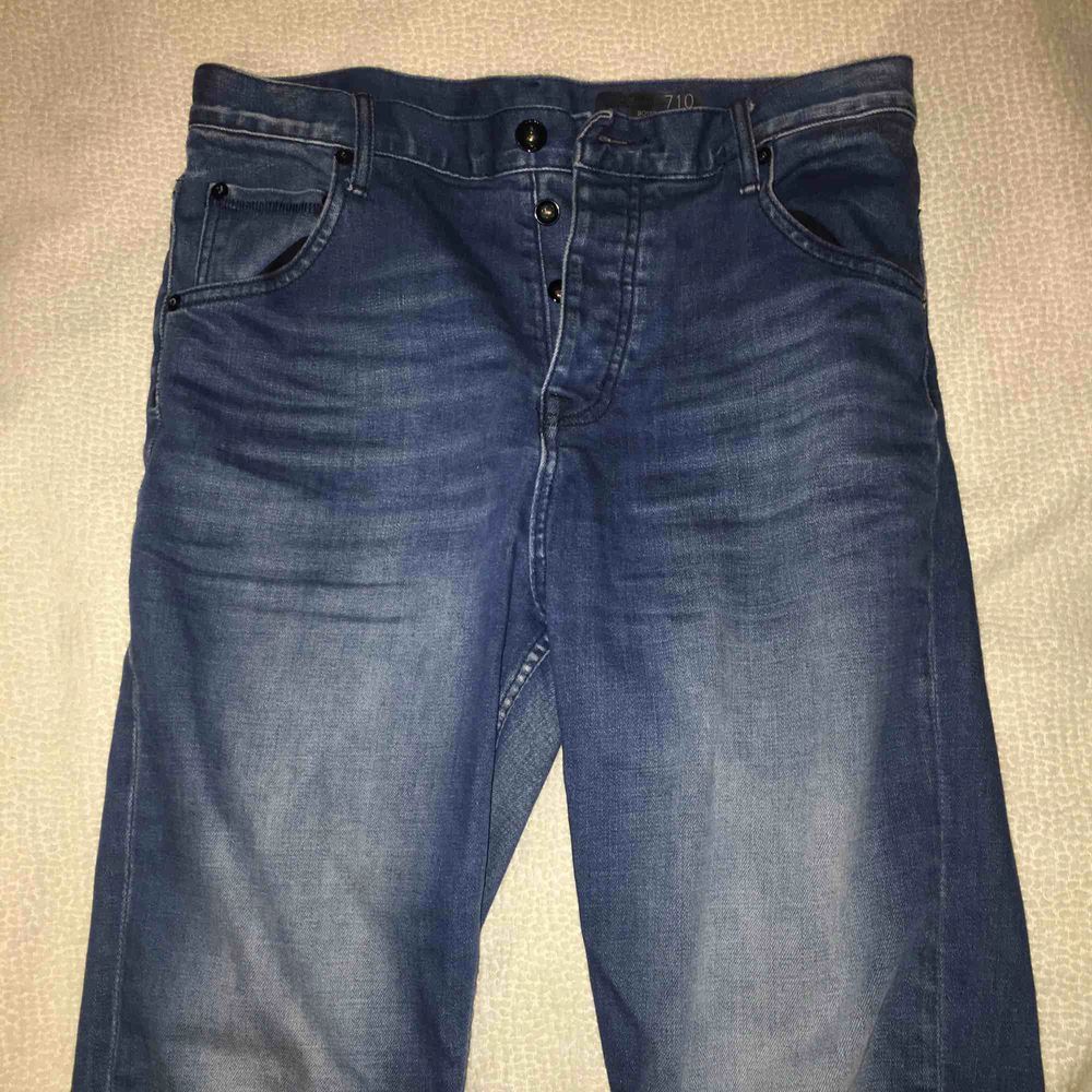 Mörkblåa boyfriend jeans från Crocker i stockholm. Finns fyra knappar. storleken står på andra bilden. Priset går att diskuteras :). Jeans & Byxor.