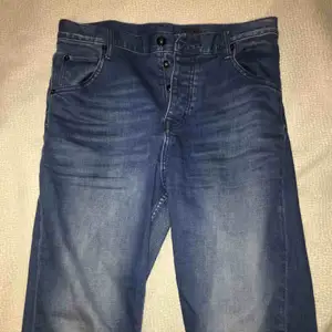 Mörkblåa boyfriend jeans från Crocker i stockholm. Finns fyra knappar. storleken står på andra bilden. Priset går att diskuteras :)