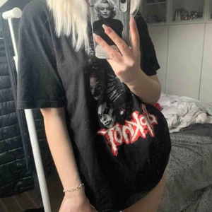  - Slipknot tröja i storleken M/L. Bra skick och skönt material! Köparen står för frakt 😊💫💫