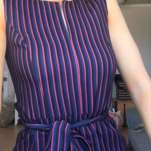 Randig tröja - Sofistikerad 70-tals inspirerad blus med dragkedja i ryggen och knytning i midjan, använt ett par gånger och i perfekt skick! Säljs pga inte min stil längre🌟