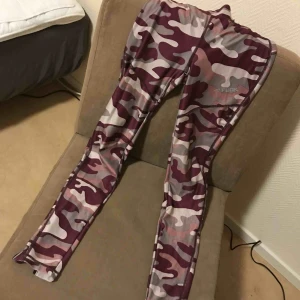  - Träningsbyxor med militärmönster. Kan tyvärr inte visa dom på. Det är bara att skriva om det är något, vi kan diskutera priset