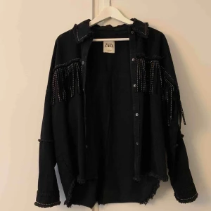  - Cool tunn jacka från Zara ❤️ köpt i somras och använd max 2 gånger, därmed är den så gott som ny! Köparen står för frakten :) 