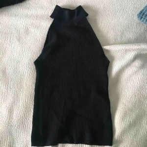  - Svart armlös tröja från bikbok