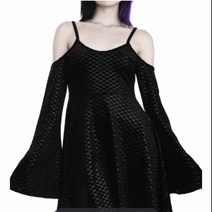  - Klänning från killstar i nyskick med lapp kvar. Det syns kanske inte så bra, men den slutar ungefär vid halva låren. Kollar intresse först innan jag returnerar! Frakten ingår i  priset och den finns på fler sidor (Jag är även intresserad av byten) 