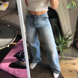  - Budgivning pågår (155kr)  Vida jeans från monki med målad bakficka  Skick: använda mycket, slitna vid foten därav billigt pris  Strl: 26 (34-36)  jag är 166 lång men passar för längre Fraktkostnad på 79kr 