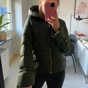  - ZARA JACKA, MÖRKGRÖN MED GULD 